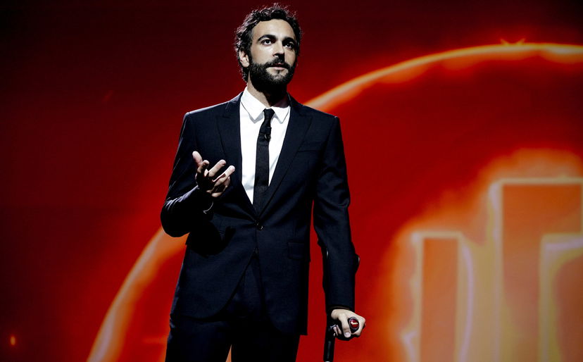 Marco Mengoni a Le Iene con le stampelle: perché? Il monologo sulla gentilezza (che vale la pena rileggere) preview