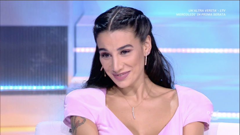 Patrizia Bonetti torna all’Isola (ma solo in studio): scottatura mostrata a ex naufrago? preview