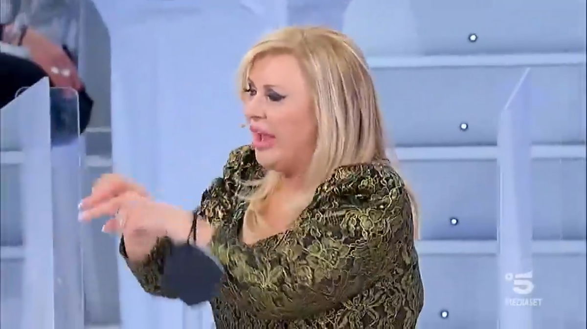 “Sei quadrata, hai il piedino di porco”: Tina Cipollari vittima di body shaming a Uomini e Donne article-post