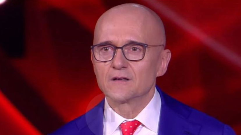 Retroscena su Alfonso Signorini: “Ricoverato in ospedale, un mondo parallelo al nostro” preview