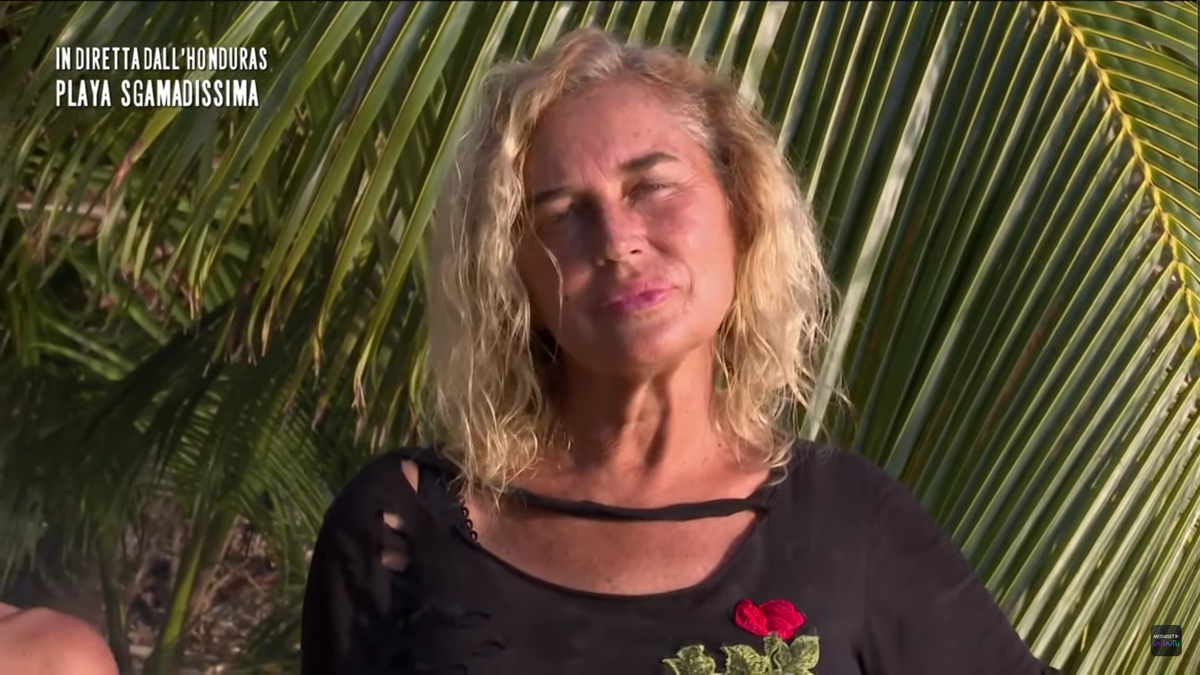“Massacrata senza pietà dal branco”, Lory Del Santo: manager interviene dopo l’Isola, frecciatina a Vladimir Luxuria? article-post