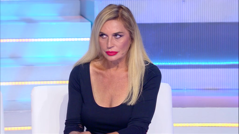 Lory Del Santo e il pasticcio social: chi ha scritto i commenti su Instagram? La verità preview