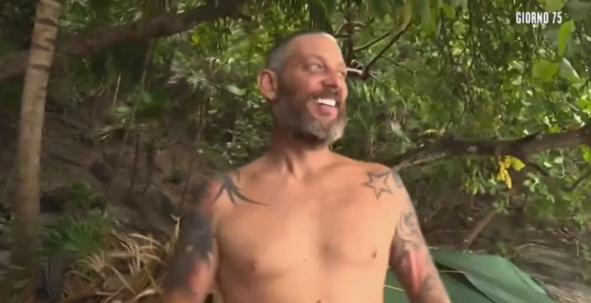 Edoardo Tavassi nudo all’Isola dei Famosi: Mercedezs lo spoglia con l’aiuto di Estefania article-post