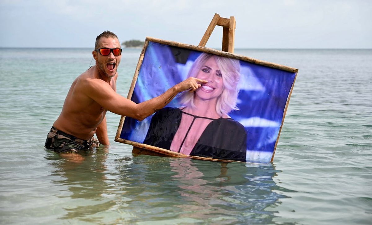 Alvin, primo bagno della stagione all’Isola con Ilary Blasi: la reazione inaspettata di Totti – FOTO article-post
