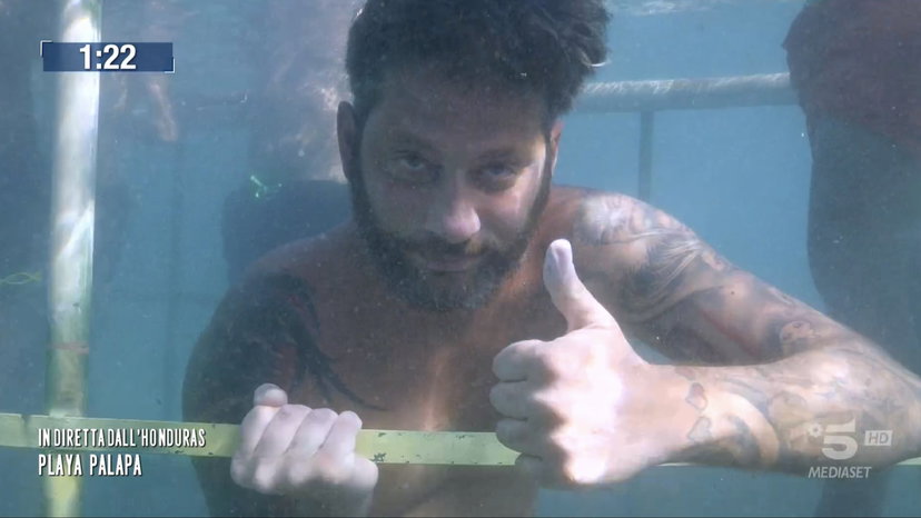 Marco Cucolo lascia l’Isola, Edoardo Tavassi resta: svelato il suo problema fisico preview