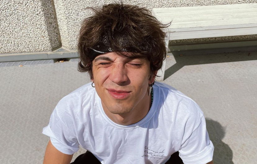 Alex W meglio dei BTS: la reazione dell’ex di Amici 21 e il commento di Luigi Strangis – VIDEO preview