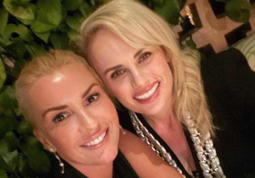 Il coming out di Rebel Wilson nasce da una minaccia della stampa che voleva farle outing preview