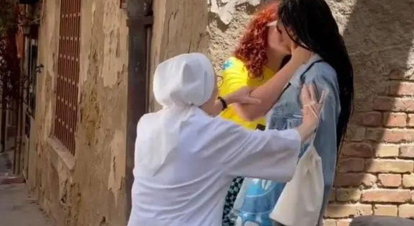 Mare fuori, bacio saffico tra Viola e Kubra, una suora irrompe sul set: “Cosa fate? E’ il diavolo” – VIDEO preview