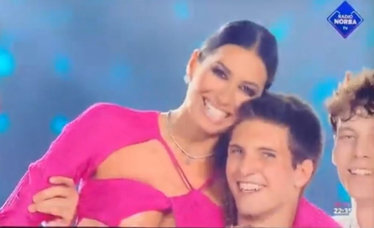Elisabetta Gregoraci “bacia” Tommaso Stanzani: l’ex volto di Amici infiamma Battiti Live – VIDEO article-post