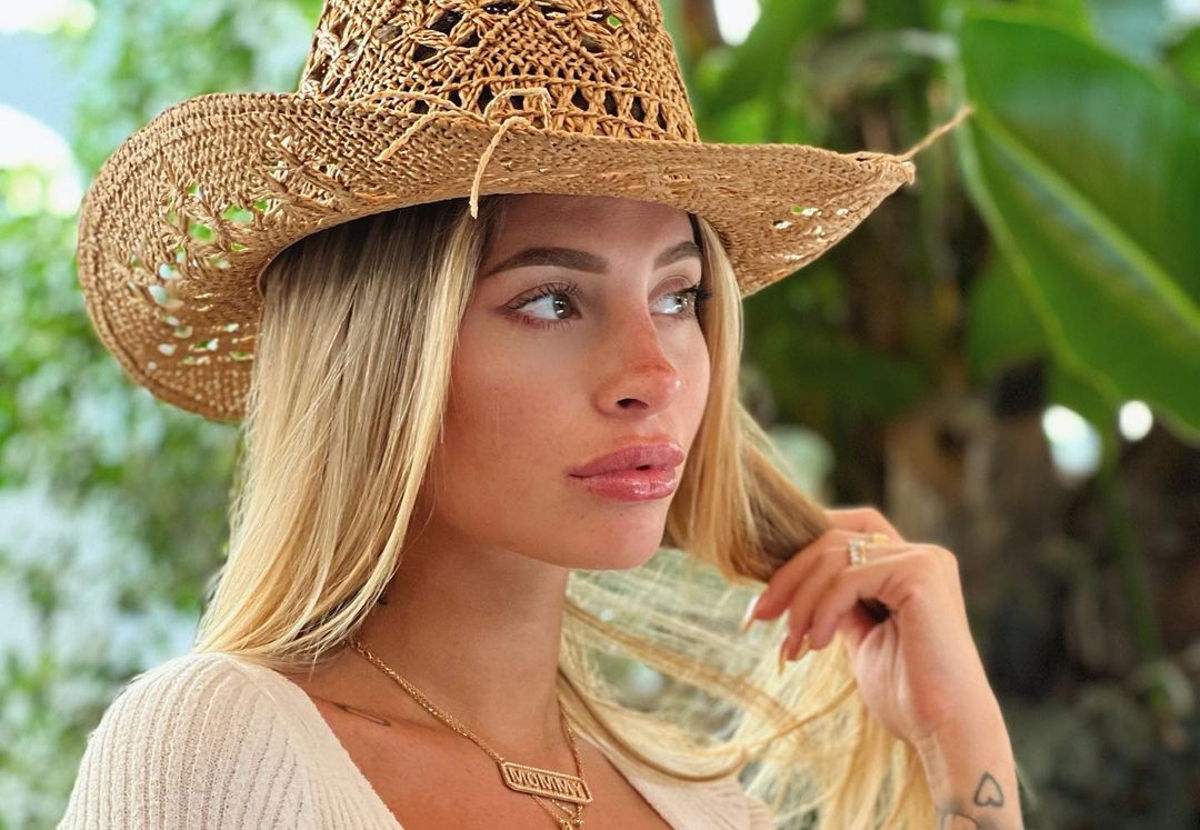 “Tanto non te la dà nessuno”, Chiara Nasti “demolisce” l’hater che critica il suo seno article-post