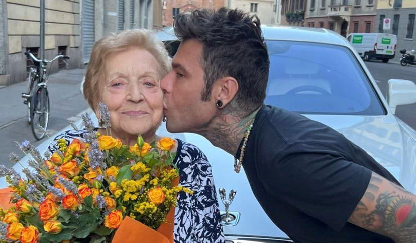 La nonna di Fedez si è rotta il femore, come sta? Gli aggiornamenti dopo l’operazione preview