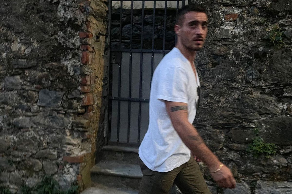 “Vive di luce riflessa?”, ex concorrente difende Antonino Spinalbese al GF Vip article-post