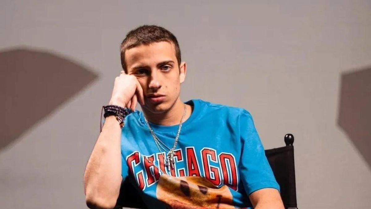 Sangiovanni “tradisce” Giulia Stabile? Dopo l’assurdo gossip interviene la misteriosa ragazza fotografata col cantante article-post