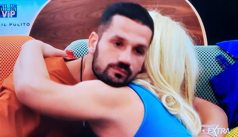 Elenoire Ferruzzi si dichiara a Luca Salatino: “Innamorarmi di te potrebbe essere molto facile ma non voglio perderti!” preview