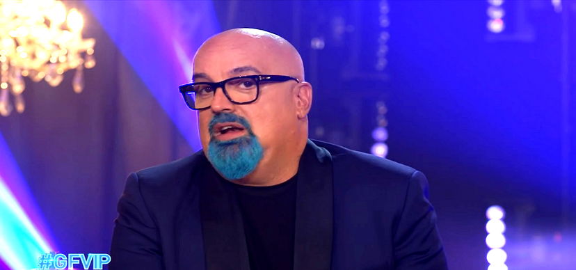 Il pizzetto blu di Giovanni Ciacci al GF Vip: svelato per quale motivo lo colora in questo modo preview