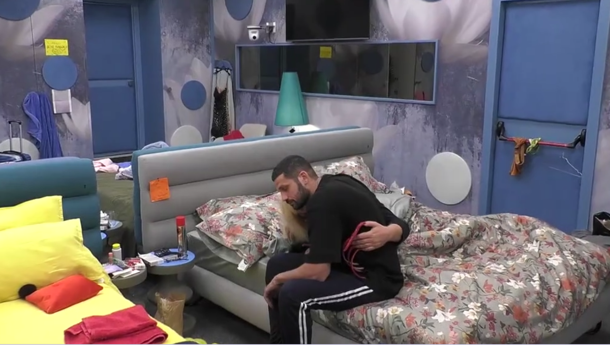 Elenoire Ferruzzi ha un crollo e scoppia a piangere tra le braccia di Luca Salatino: la reazione del Vippone article-post