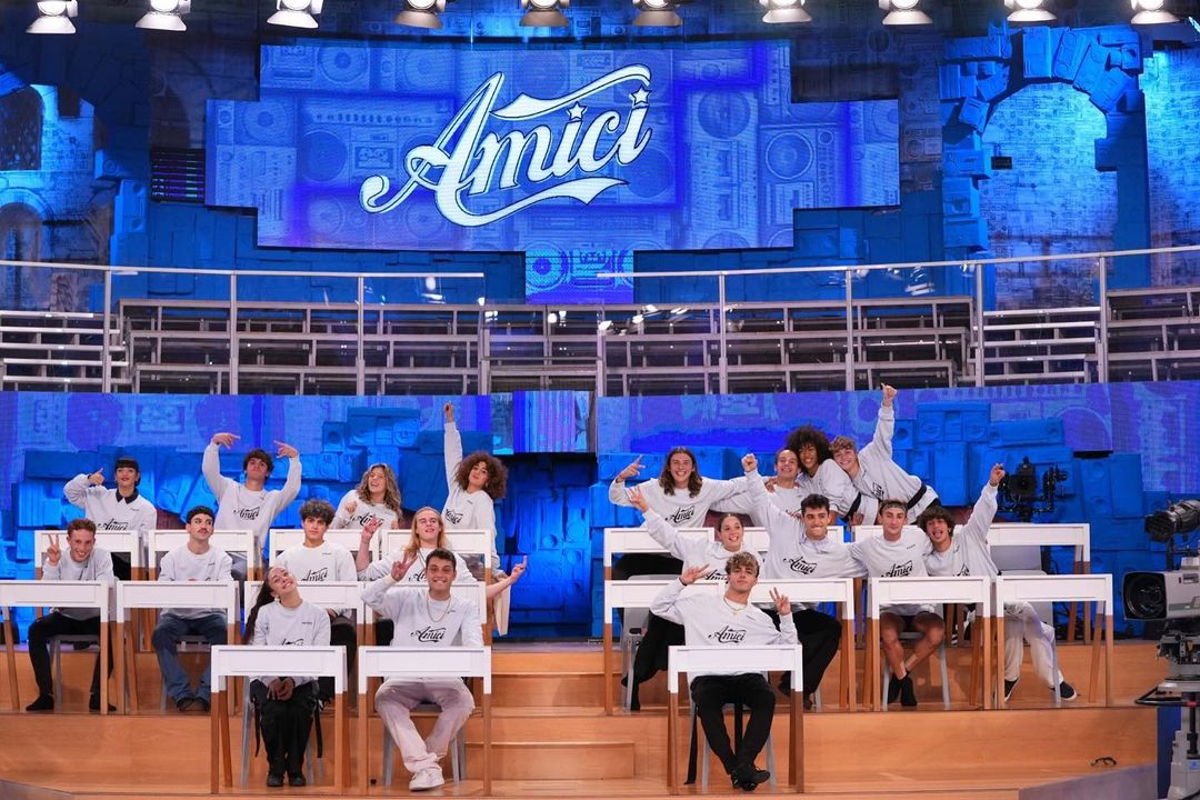 Amici 22, Mattia Zenzola nella Scuola classe al completo, appello di Maria