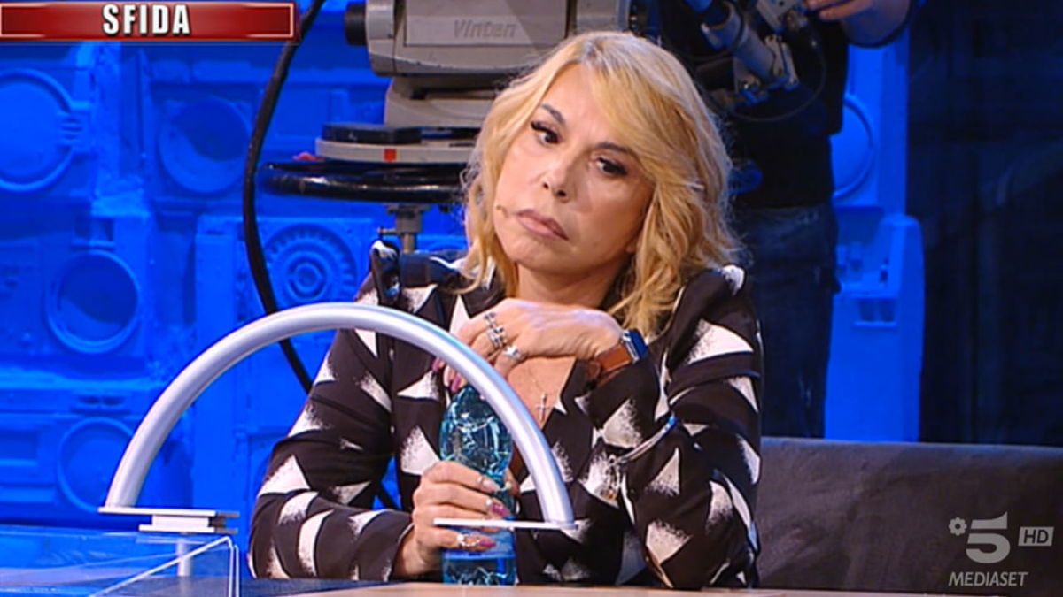 Anna Pettinelli, dissapori con Maria De Filippi dopo Amici? La speaker interviene article-post