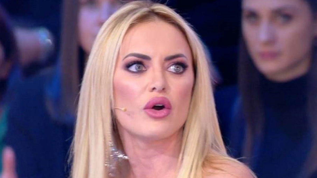 Guai per Elena Morali: dopo la lite a Live Non è la d’Urso dovrà risarcire 6000 euro all’ospite, il motivo article-post