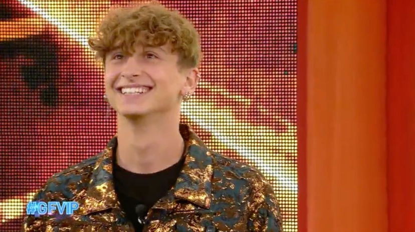 George Ciupilan accusato di ritoccare gli addominali con Photoshop: il confronto al GF Vip preview