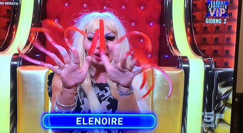 Le unghie di Elenoire diventano un “caso” al GF Vip: come fa a mangiare e se sono veramente sue preview