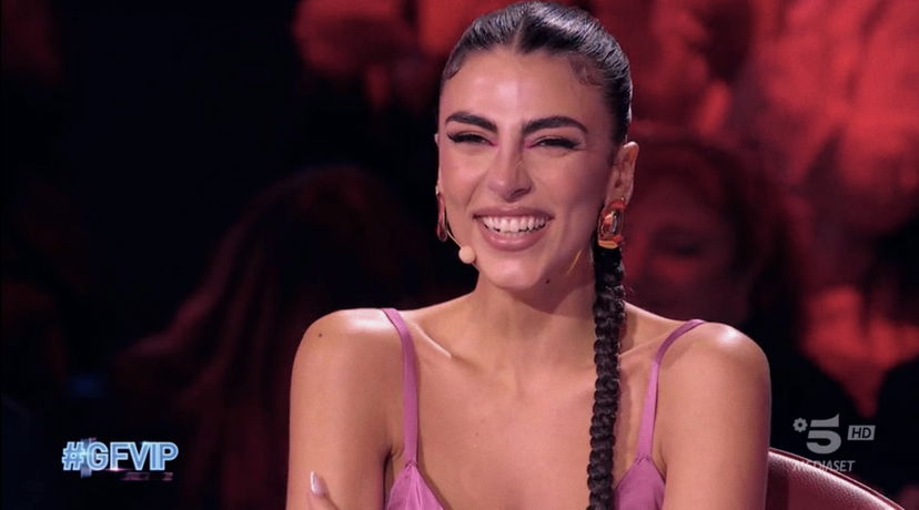 Giulia Salemi, come sceglie i tweet da mandare in diretta al GF Vip? Il retroscena preview
