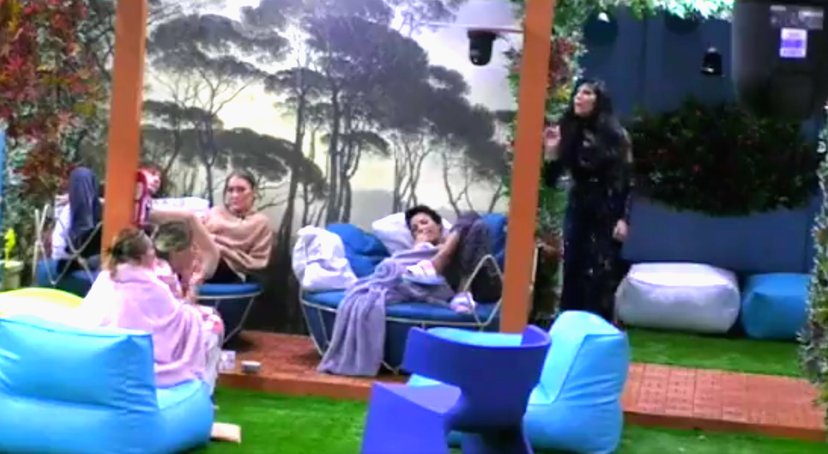 Lite furiosa al GF Vip, Patrizia contro Pamela manda a quel paese Signorini e sbotta nella notte: “Tenetevi una che sviene per finta…” – VIDEO preview