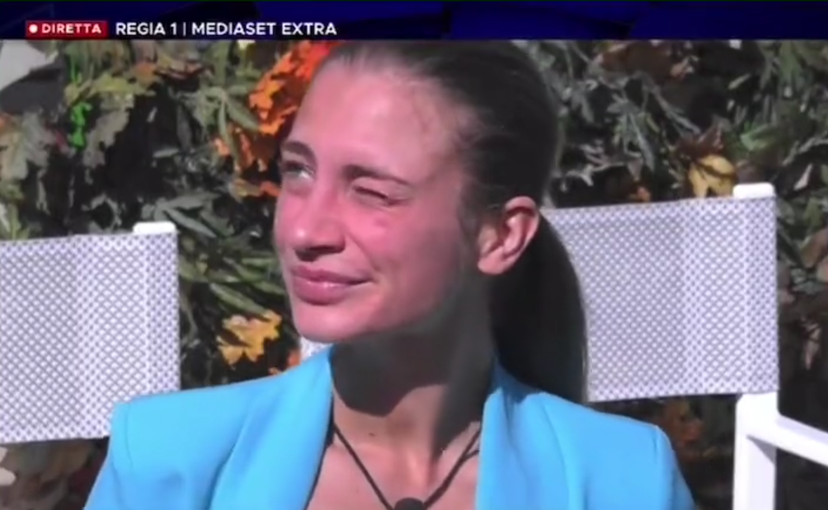 Il primo aereo del Grande Fratello Vip è per Nikita: tutti i messaggi passati sopra la Casa preview