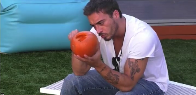 Urla fuori dalla Casa del GF Vip per Antonino Spinalbese: ecco cosa gli hanno detto – VIDEO preview