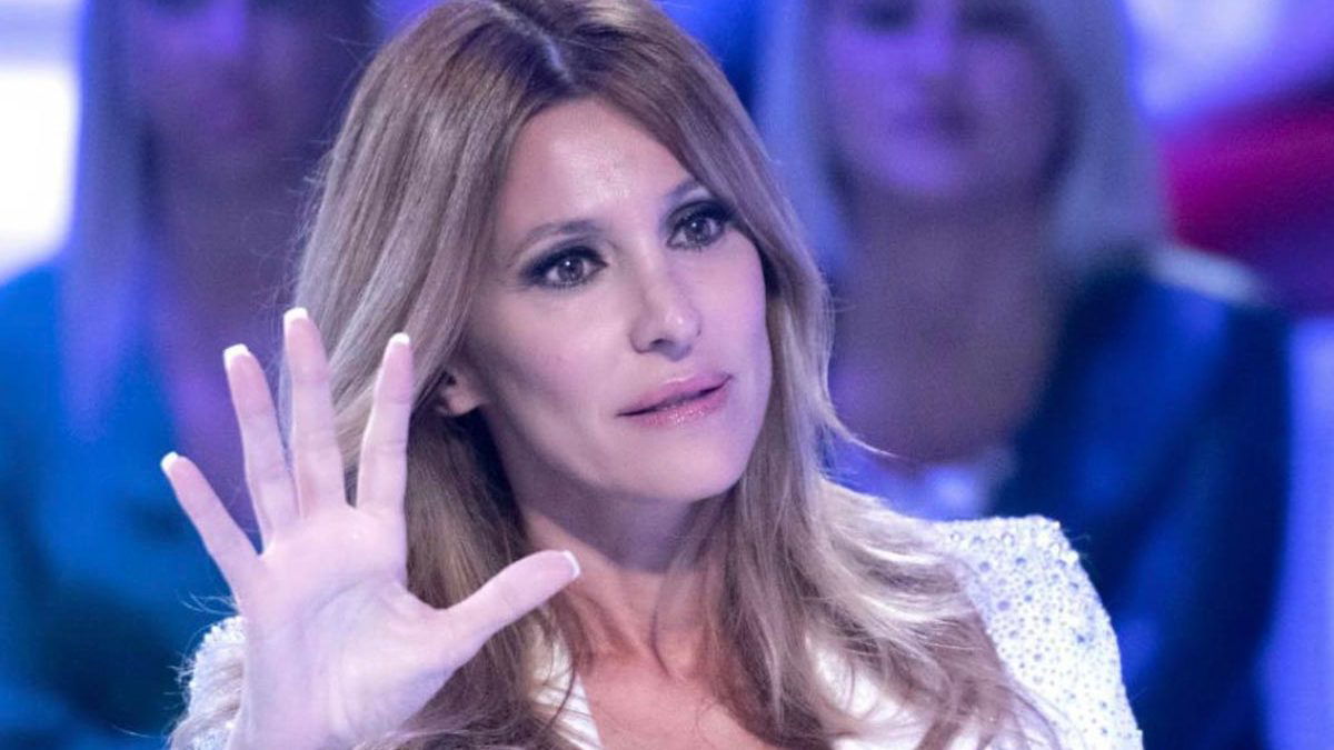 Adriana Volpe, precisazioni e sfogo: “Siete di fronte a un codice rosso, rispetto per me e mia figlia!” article-post
