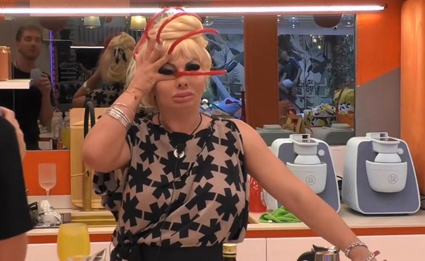 Elenoire Ferruzzi già interessata ad un altro Vippone: “Se tocchi chi mi piace divento una iena” preview