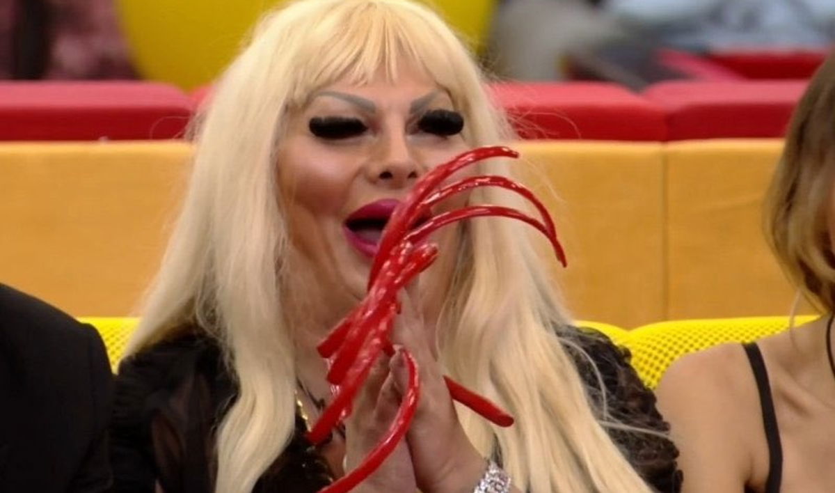 “Era solo un disadattato”: Elenoire offende ancora Bellavia, “domani il circo” article-post