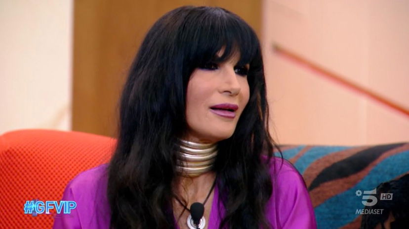 Perchè Pamela Prati copre il collo? “Ecco cosa nasconde”, la teoria dell’opinionista preview