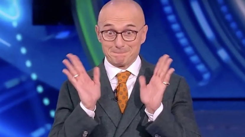 “Avevo una cotta per te!”: Signorini, ex compagna si dichiara e arriva la reazione del conduttore del GF Vip preview