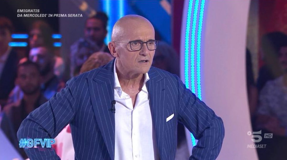 Signorini durissimo contro alcuni concorrenti del GF Vip: “Aridità preoccupante” article-post