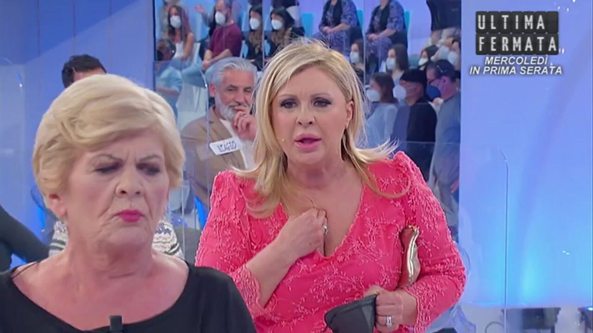 Pinuccia sviene a Uomini e Donne dopo una lite con Tina Cipollari: ecco cosa è successo article-post