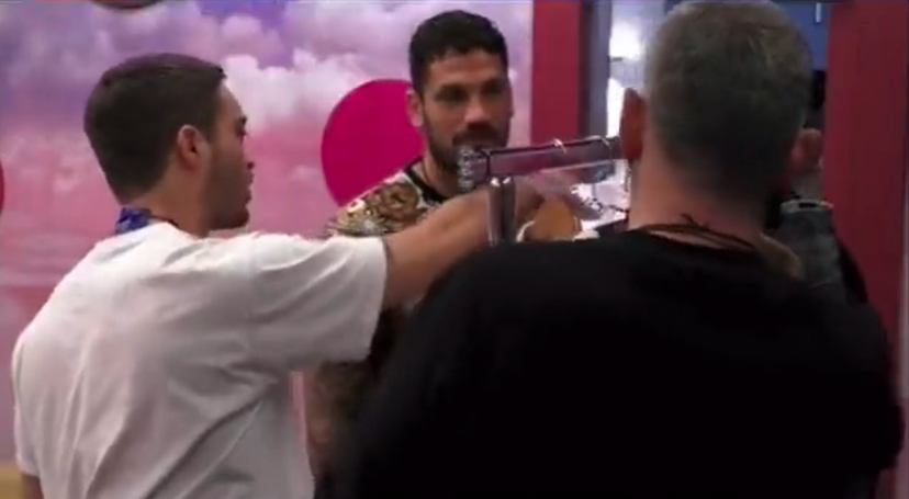 Lo scivolone di Antonino Spinalbese al GF Vip, il web tuona: “Chiediamo provvedimenti” preview