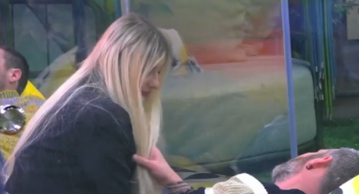 Micol e Tavassi si baciano in confessionale, prima notte insieme al GF Vip: intimità e tenerezze – VIDEO article-post