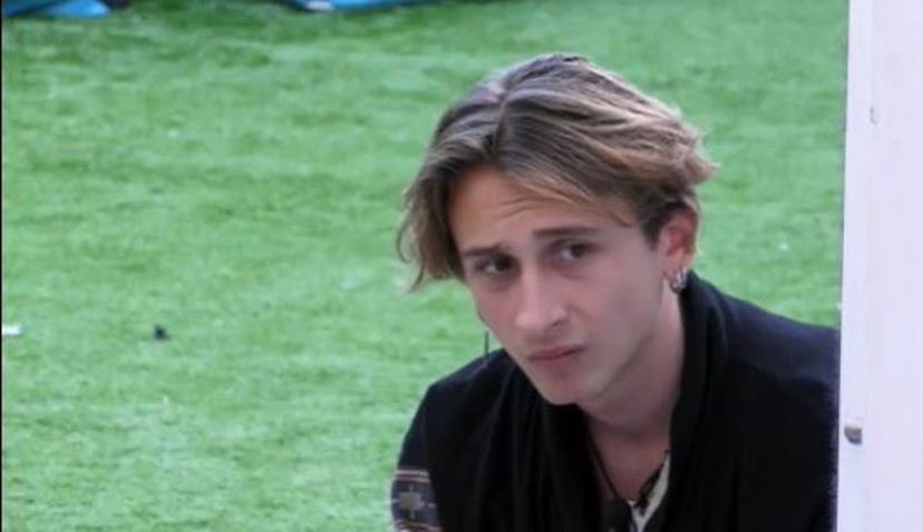 “Deficiente, non è normale!”, Luca e Antonella offendono George Ciupilan al GF Vip – VIDEO preview