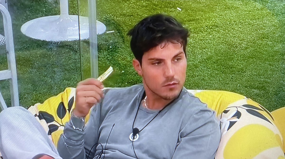 Covid al GF Vip, Daniele Dal Moro con le flebo: positivo al virus? article-post