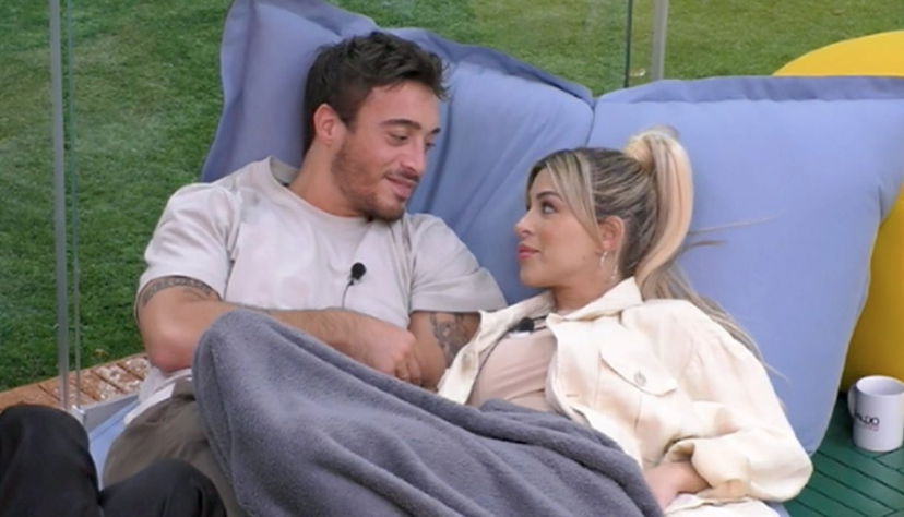 Antonino e Oriana hot al GF Vip: nuovo spettacolino sotto le coperte, regia costretta a censurare – VIDEO preview