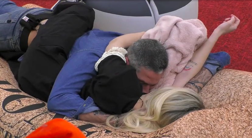 Bacio tra Micol e Tavassi al GF Vip, coccole ed effusioni sanciscono l’intesa – VIDEO preview