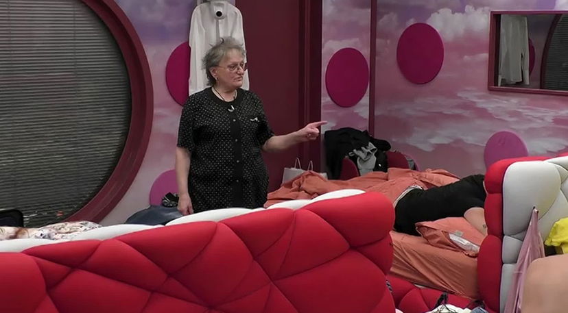 Chi è tata Carla al Grande Fratello Vip? Il vero ruolo nella vita di Signorini preview