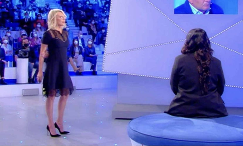 Regole C’è posta per te: ritiro cellulari, colloqui con psicologo e look, ecco cosa accade a chi riceve la busta preview