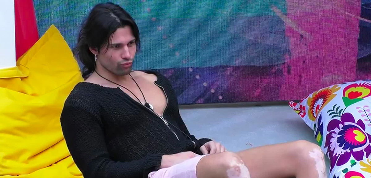 Urla fuori dal GF Vip contro Onestini: “Sei un pezzo di merd*”, la sua reazione e la nuova offesa a Nikita – VIDEO article-post