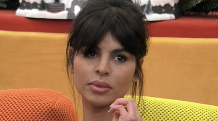 Calendario 2023 del GF Vip, le fantasie segrete di Dana Saber: “in posa col kalashnikov” preview