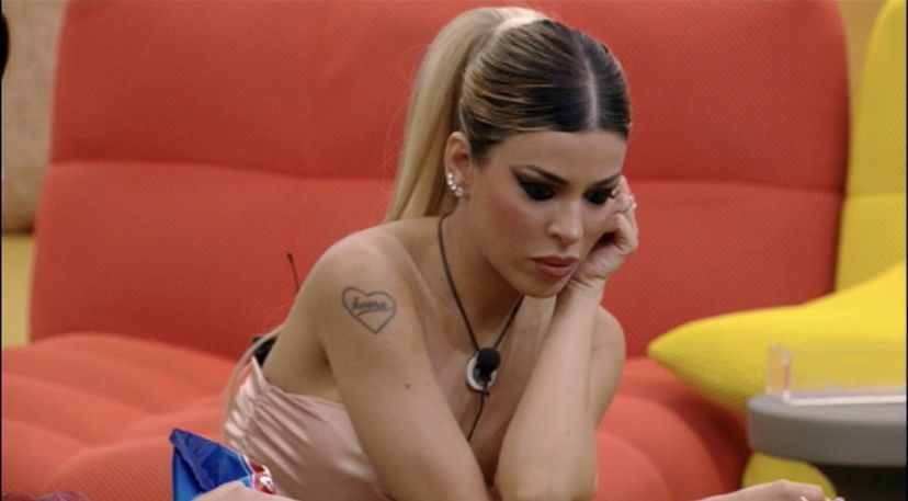 Oriana reagisce alle battute volgari di Attilio: “Schifoso maiale!”, interviene anche la Pettinelli preview