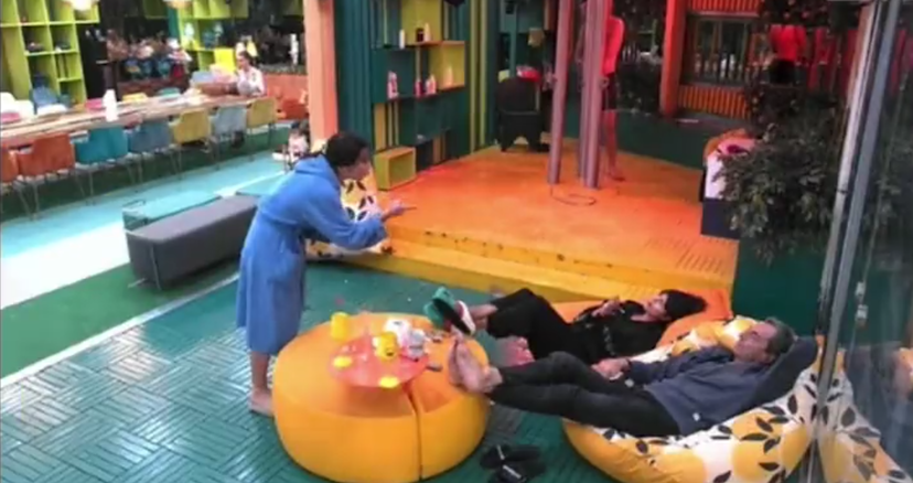 “Schiava puliscimi le scarpe”, Dana Saber sbrocca senza motivo: la Murgia nel mirino preview