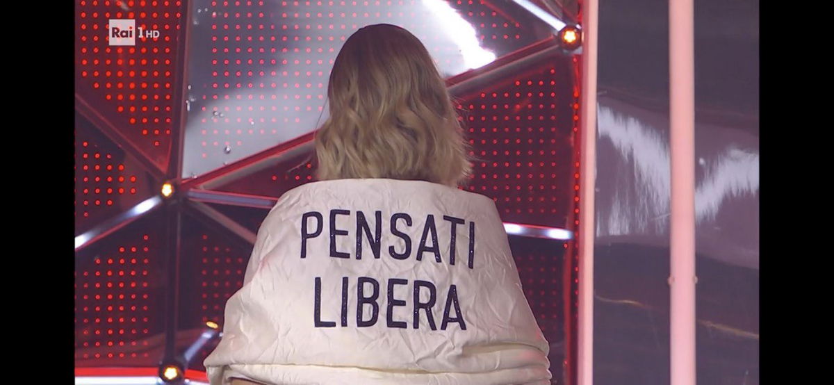 Il vestito manifesto di Chiara Ferragni a Sanremo 2023: da quale opera è stato ispirato, il suo significato – FOTO article-post