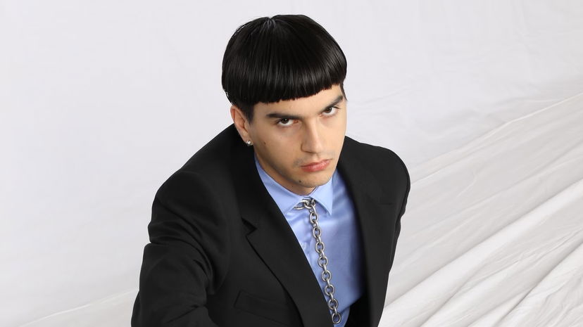 Sethu con il fratello gemello a Sanremo 2023: ecco perché porta il caschetto e veste di nero preview